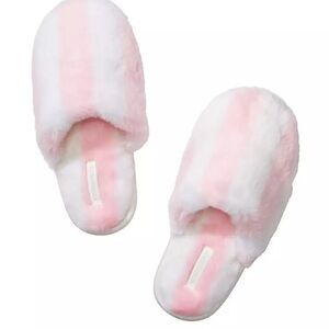 NWT Victoria’s Secret Faux fur Pink and White Slippers Valentine’s Day S & M